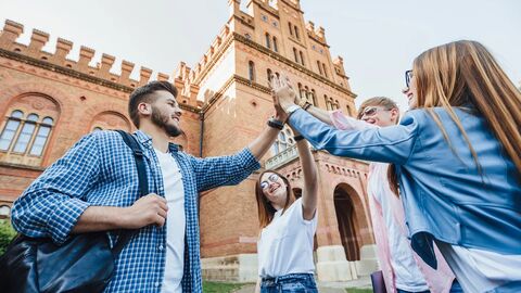 10 ngành du học dễ xin học bổng, lương cao và cơ hội định cư