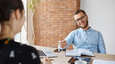 Chiến lược IELTS Listening band 7: nhận diện bẫy và nghe có tư duy