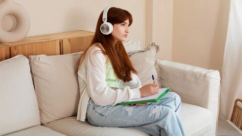 Note-taking hiệu quả trong IELTS Listening: Ghi để hỗ trợ nghe, không để cản trở nghe