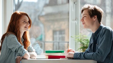 Collocation paraphrase: Cách viết lại câu tự nhiên và đạt band cao trong IELTS