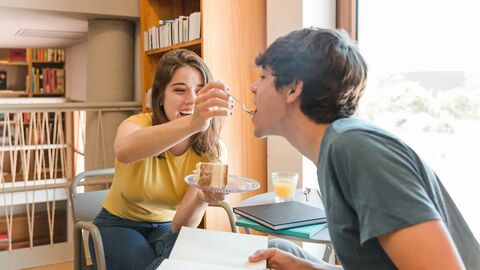 Relative Clauses trong IELTS: Cách dùng mệnh đề quan hệ tự nhiên và đạt điểm cao