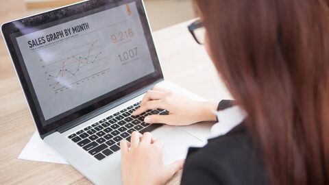 Line chart IELTS Task 1: Nắm vững nền tảng để viết đúng và nâng band bền vững
